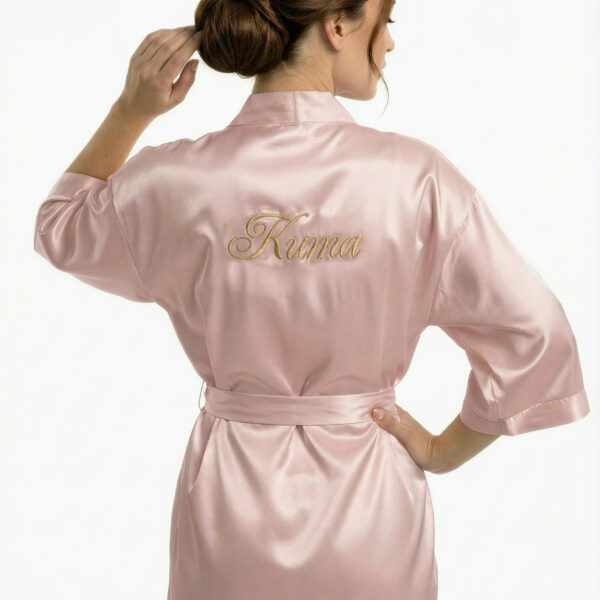 Blush satenski ogrtač sa zlatnim vezom "Kuma"