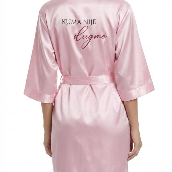 Roze satenski ogrtač sa vezom "Kuma nije dugme"